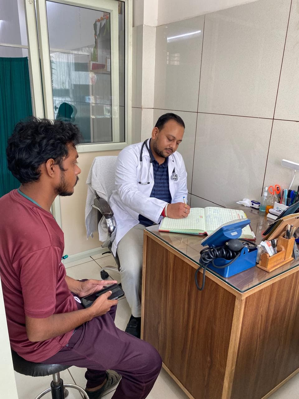 Dr Shubham Goyal consulting a patient at the clinic