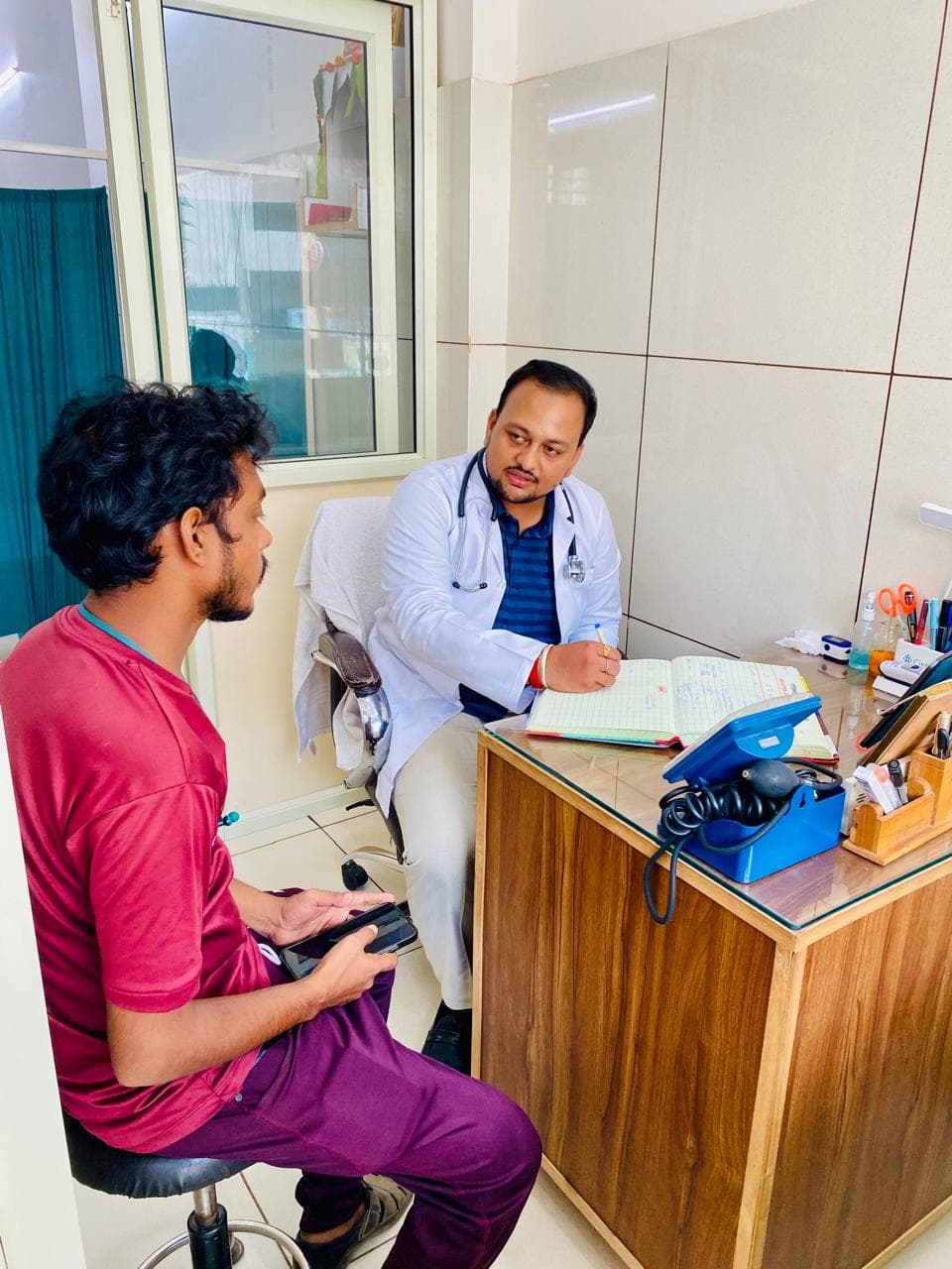 Dr Shubham Goyal consulting a patient